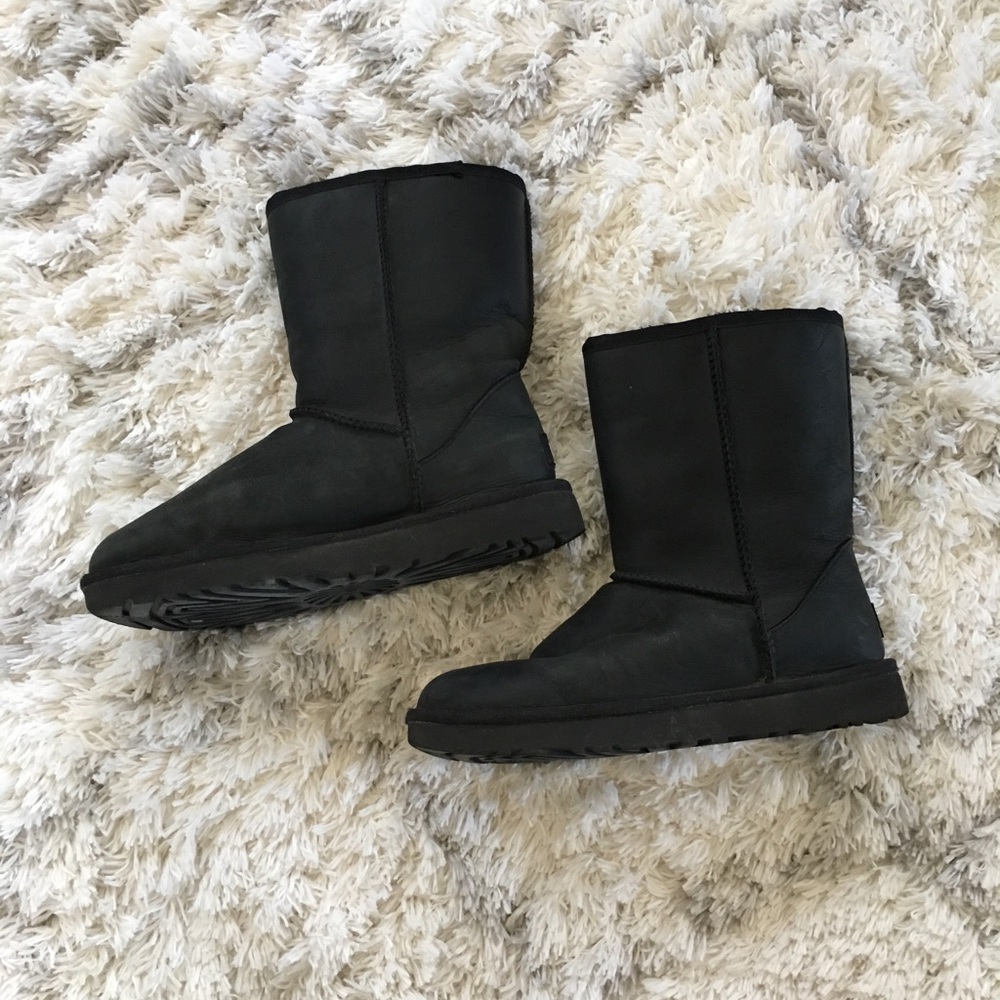 Ugg mid height leather boot